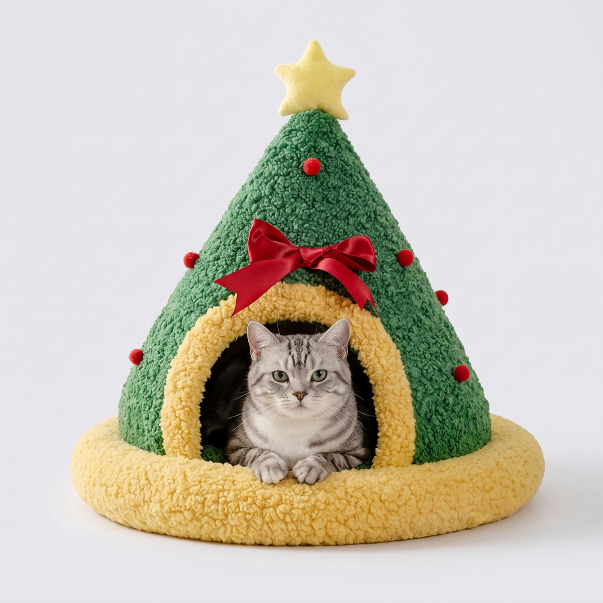 Katzen-Weihnachtsnest im Tannenbaum-Look mit Tigerkatze im Eingang