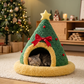 Katze schläft im Weihnachtsbaum-Nest im Wohnzimmer am Abend